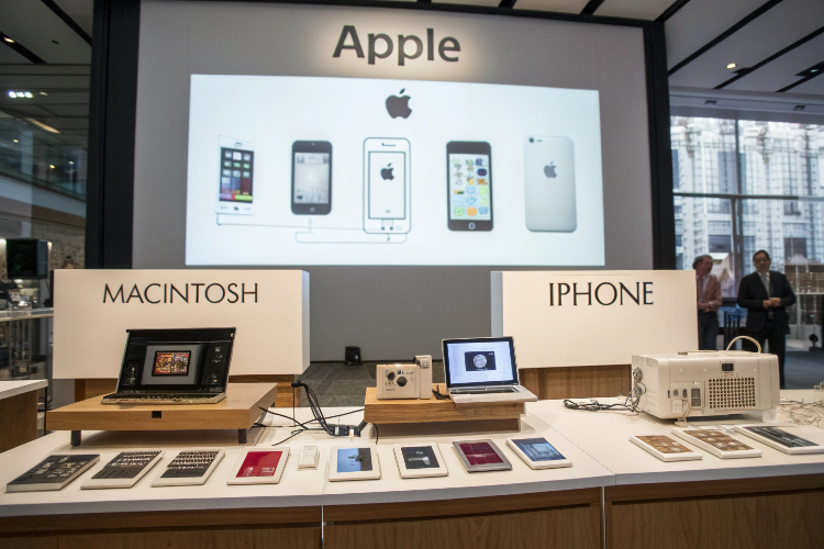 How Apple�s Product Strategy Transformed the Tech Industry ?
