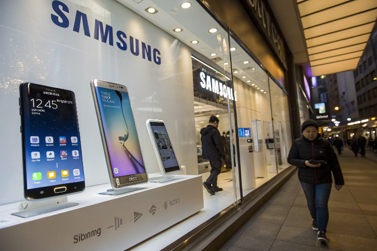How Samsung Competes in the Global Smartphone Market ?